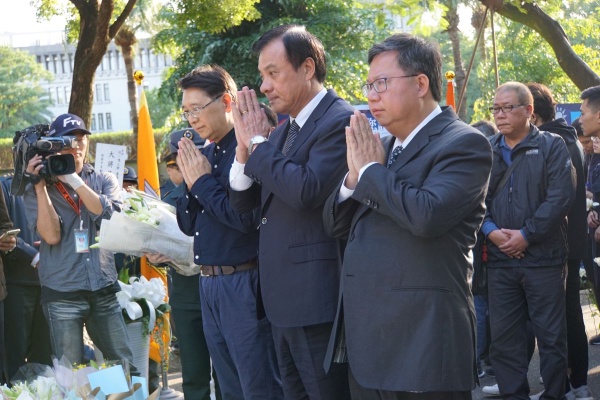 ▲桃園市長鄭文燦、立法院長蘇嘉全、立院秘書長林志嘉前往台北賓館，向黑鷹墜毀罹難將士獻花致意。（圖／記者呂炯昌攝, 2020.1.4）