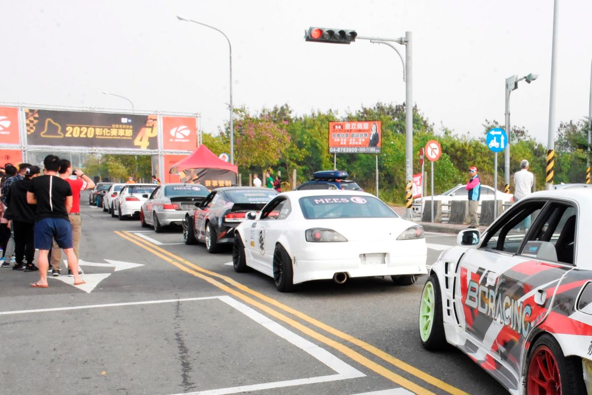 ▲全台有縣市首次為舉行賽車而舉行封街的拉力賽，現場競賽車輛超過200輛參賽。（圖／記者陳雅芳攝，2020.01.04）