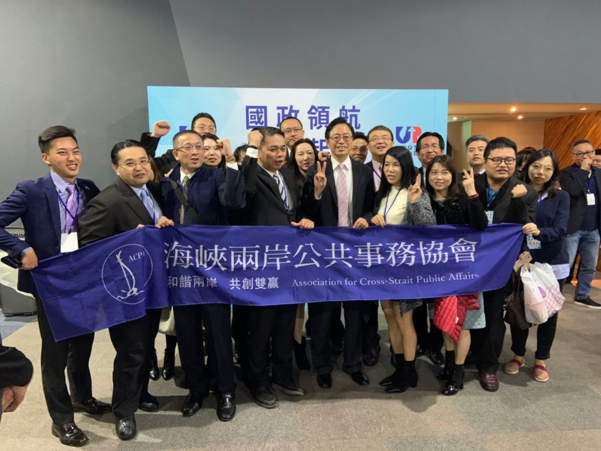 在韓國瑜離場後，青年朋友圍著張善政合照，高喊凍蒜。 (圖/記者吳承翰攝)