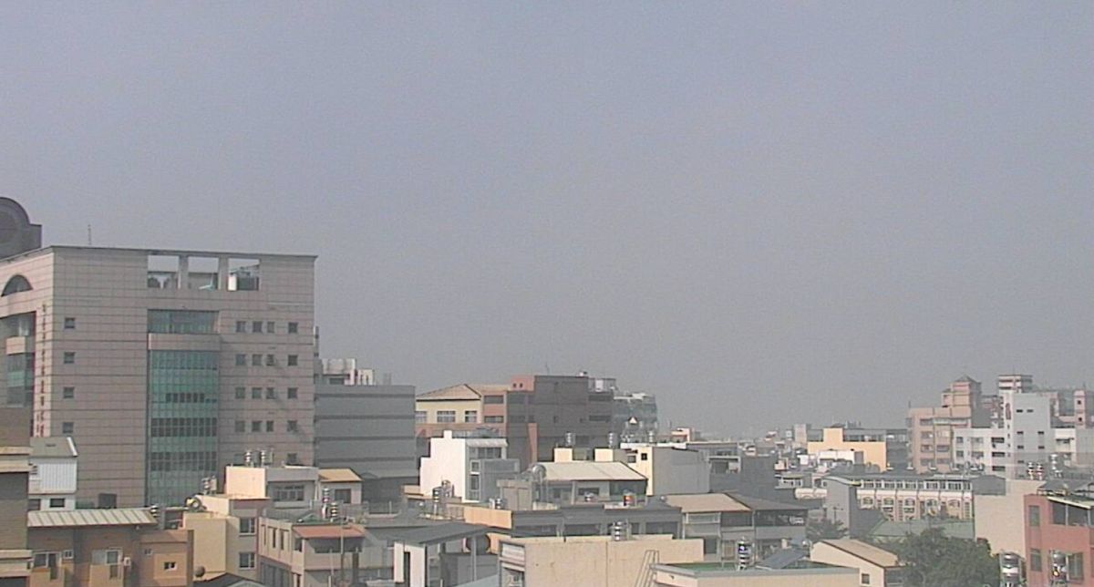 ▲由於西半部位於背風區，今（5）日中南部空氣品質不佳。圖為雲林斗六測站今日10時監測影像。（圖／翻攝自空氣品質監測網）