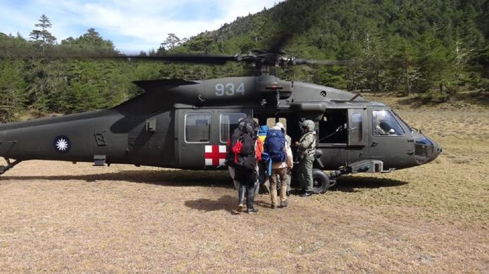 ▲空軍第四聯隊所屬單位於4日獲令，派遣嘉義基地UH-60M黑鷹直升機，前往花蓮山區執行救援任務。（圖／空軍第四聯隊提供, 2020.1.5）