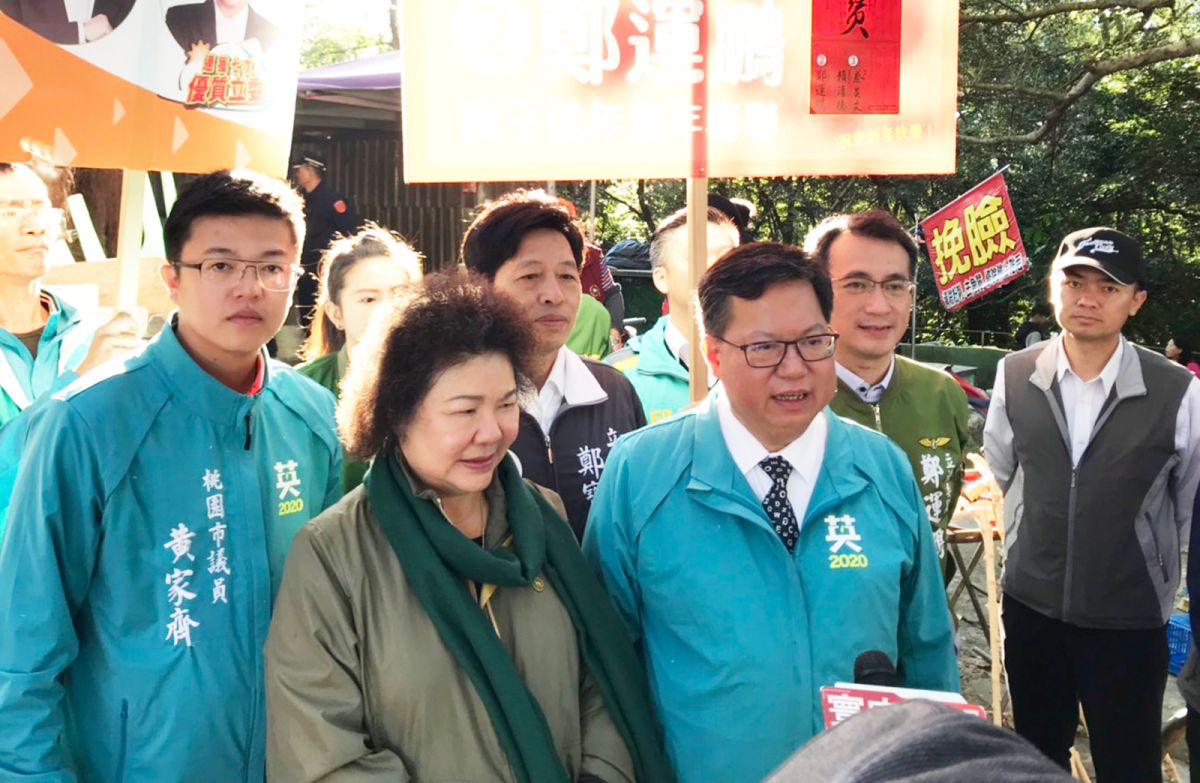 ▲陳菊連趕兩場，先陪同桃園市第一選區立委候選人鄭運鵬、第四選區立委候選人鄭寶清到虎頭山公園拜票。（圖／鄭運鵬總部提供）
