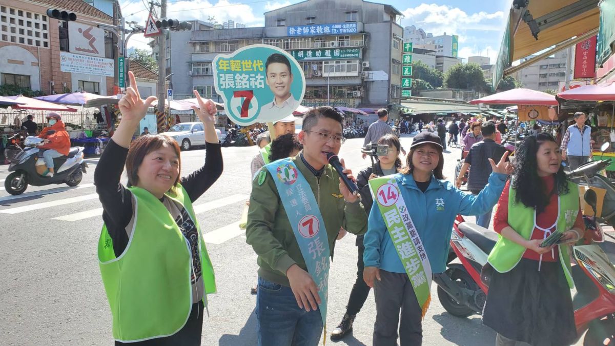 ▲張銘祐邀請政治評論名嘴好友邱明玉來陪同前進建國市場拜票。（圖／張銘祐辦公室提供）