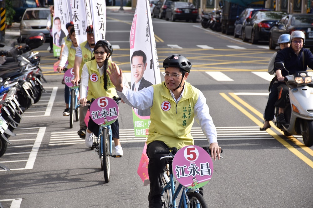 ▲新北市第8選區立委候選人江永昌特別在今(5)日成立「五福臨門賀新年、春聯送到家門前」腳踏車隊。（圖／江永昌辦公室提供）