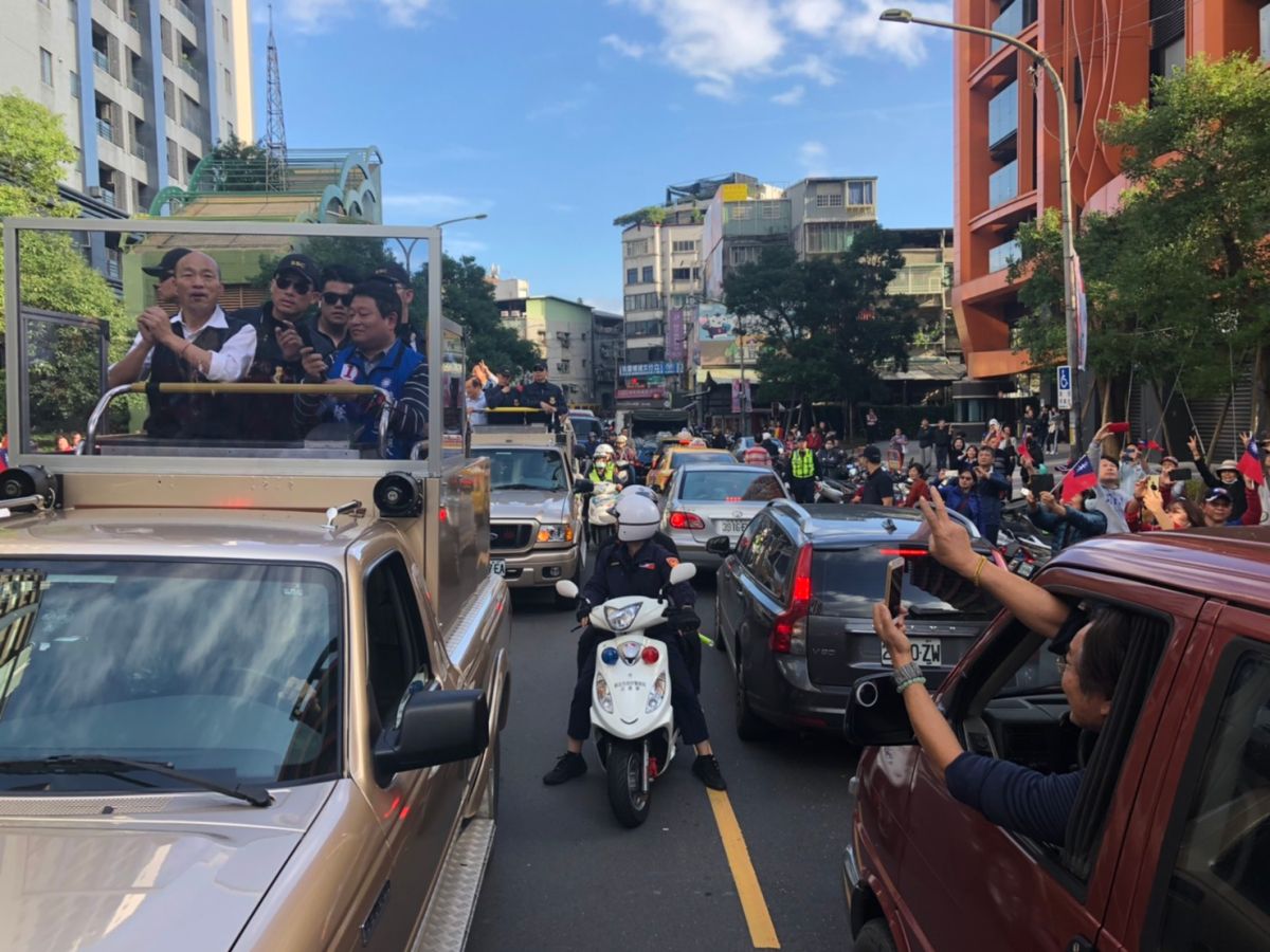 韓國瑜車隊掃街，有民眾熱情對他比2號。 (圖/韓國瑜競選辦公室提供)