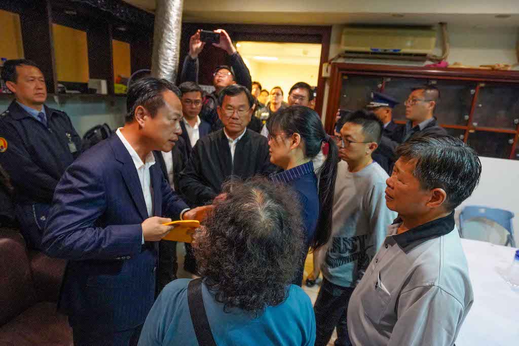 ▲嘉義縣長翁章梁與立委陳明文到台北三軍總醫院慰問黑鷹直昇機殉職家屬。（圖／嘉義縣政府提供）