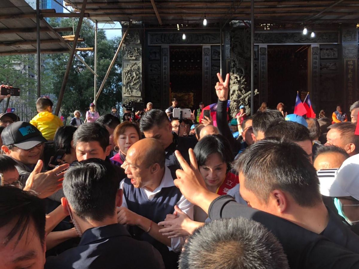 韓國瑜下午到板橋第一運動場為新北市的立委候選人造勢，在造勢前他先到一旁宮廟參拜，民眾熱情簇擁。 (圖/韓國瑜競選辦公室提供)