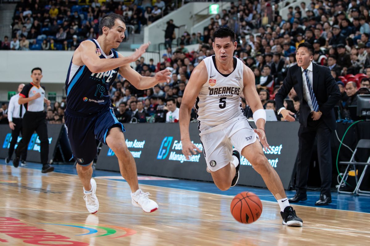 ▲夢想家前鋒楊敬敏(右)面對富邦勇士蔡文誠突破切入。（圖／夢想家球團提供）