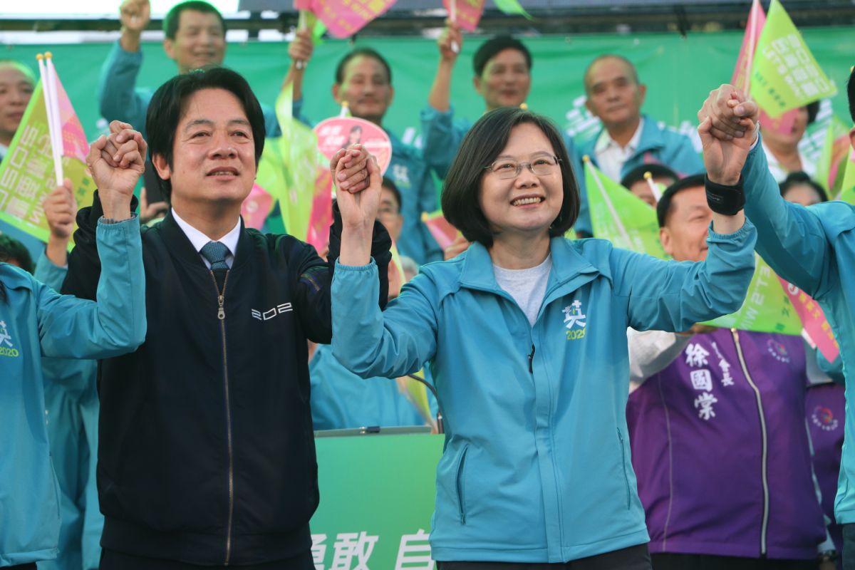 ▲民進黨提名總統候選人蔡英文與民進黨提名副總統候選人賴清德在黑鷹失事暫停競選活動恢復後首度於台南同台，現場支持者相當熱情。（圖／記者劉育辰攝 2020.01.05）