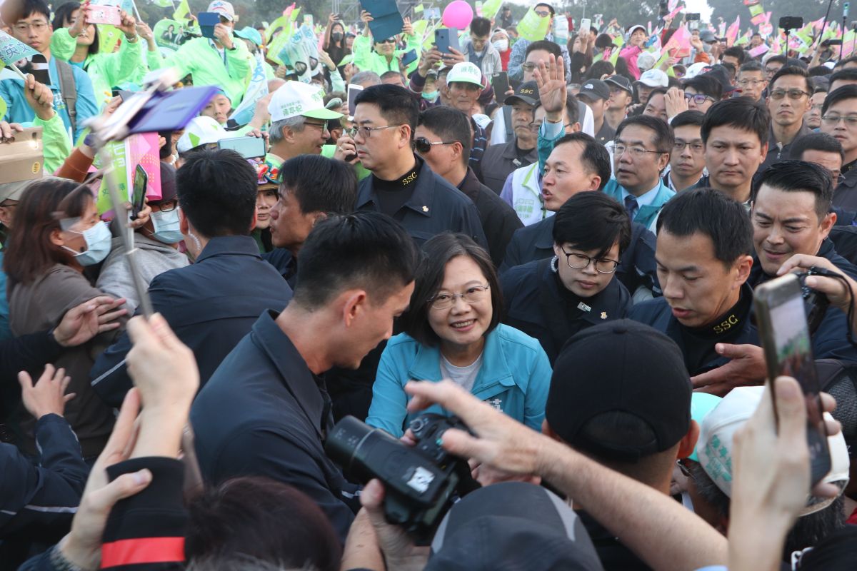 ▲民進黨提名總統候選人蔡英文與民進黨提名副總統候選人賴清德在黑鷹失事暫停競選活動恢復後首度於台南同台，現場支持者相當熱情。（圖／記者劉育辰攝 2020.01.05）