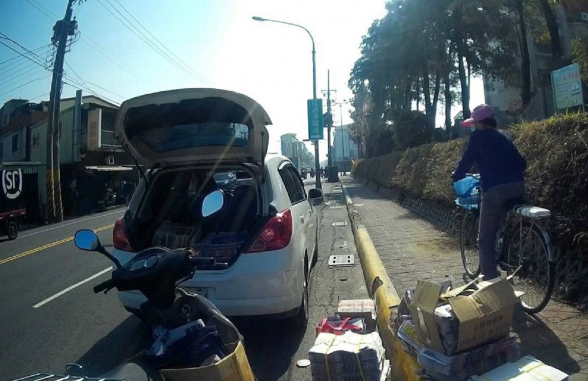 ▲高雄市鼓山分局4日上午獲報後趕抵旗津中洲國小前有候選人服務處志工與3名派報員因「黑函文宣」有所爭議，旋即將該候選人服務處志工及派報員請回中洲派出所。（圖／記者郭凱杰翻攝，2020.01.05）