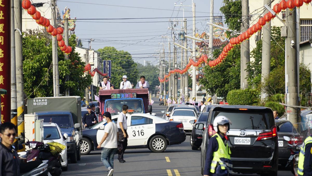 ▲蔡英文總統車隊抵達都城隍廟參拜時，遭到立委候選人張嘉郡站在戰車上叫陣嗆聲。（圖／記者蘇榮泉攝，2020.01.05）