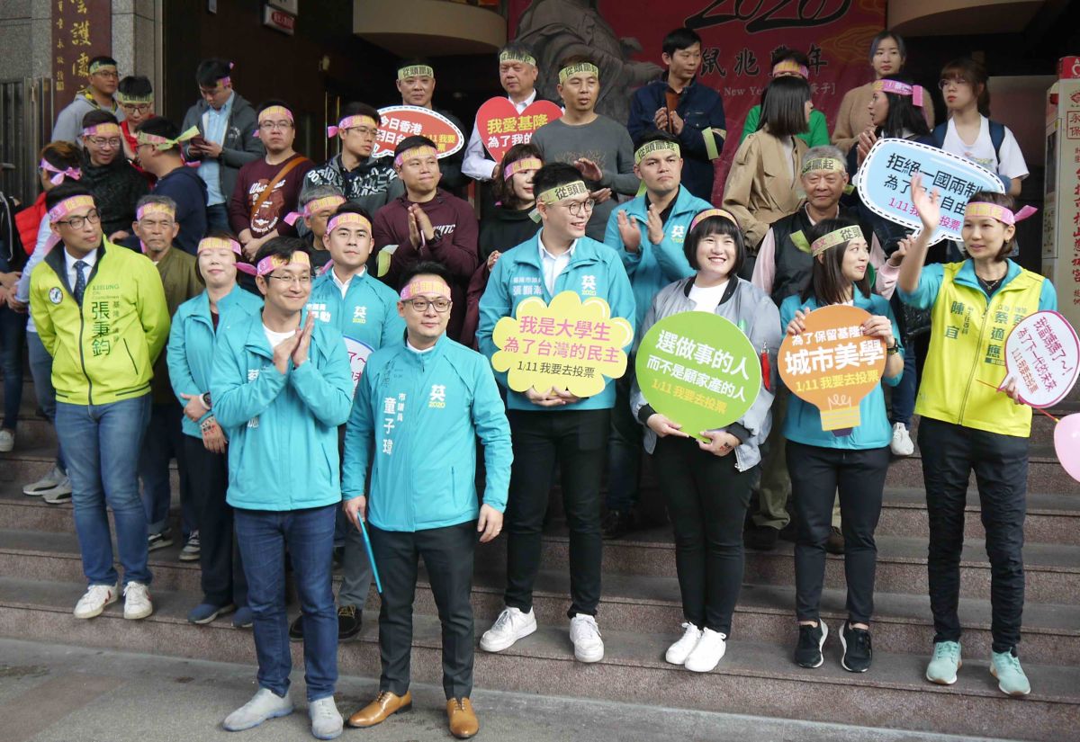 ▲立委蔡適應與基隆市議員童子瑋今(5)日在慶安宮前成立青年應援團，並公佈返鄉投票形象CF。（圖／立委候選人蔡適應競選總部提供）