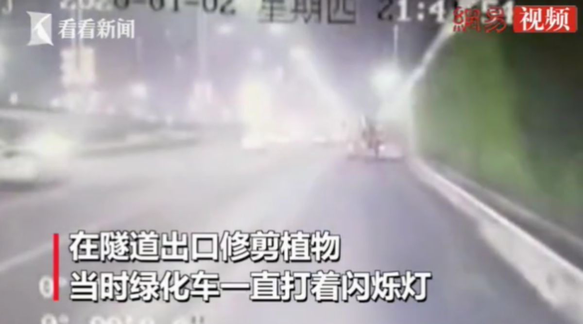 ▲遭公車追撞的綠化工程車，當時打著顯眼的閃爍燈號，仍不幸被撞。（圖／翻攝自看看新聞）