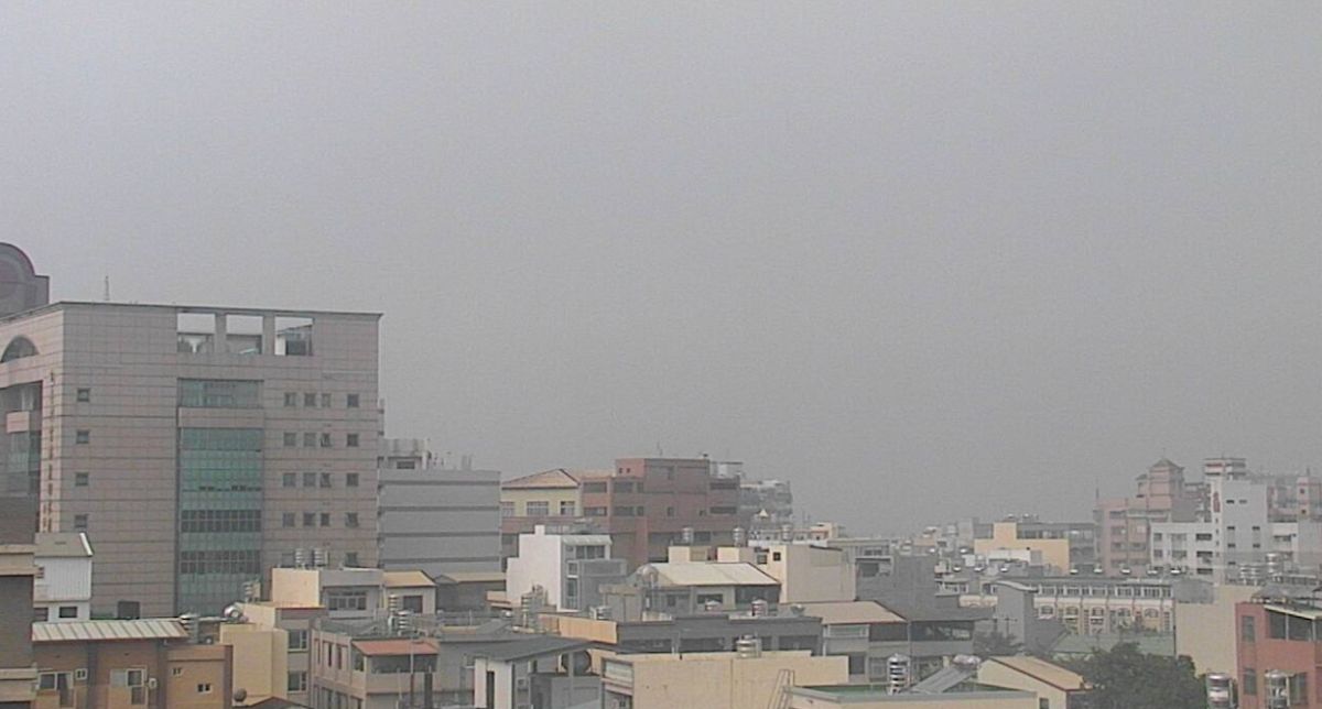 ▲由於環境風場偏東風，今（6）日西半部空氣品質不佳。（圖為雲林斗六測站今日11時監測影像。（圖／翻攝自空氣品質監測網）