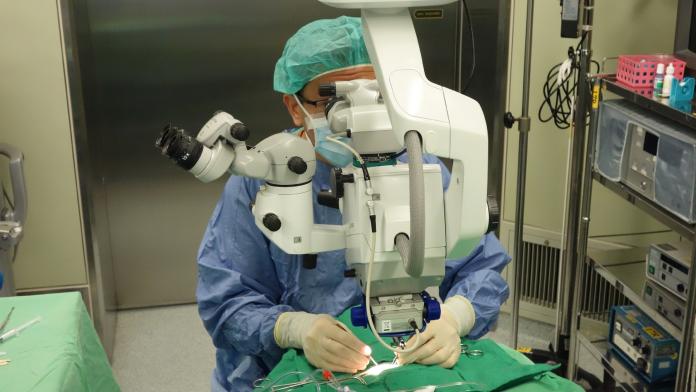 ▲大林慈濟醫院為糖尿病視網膜病變的患者進行微創玻璃體手術，協助重見光明。（圖/大林慈濟提供，2020.01.06）