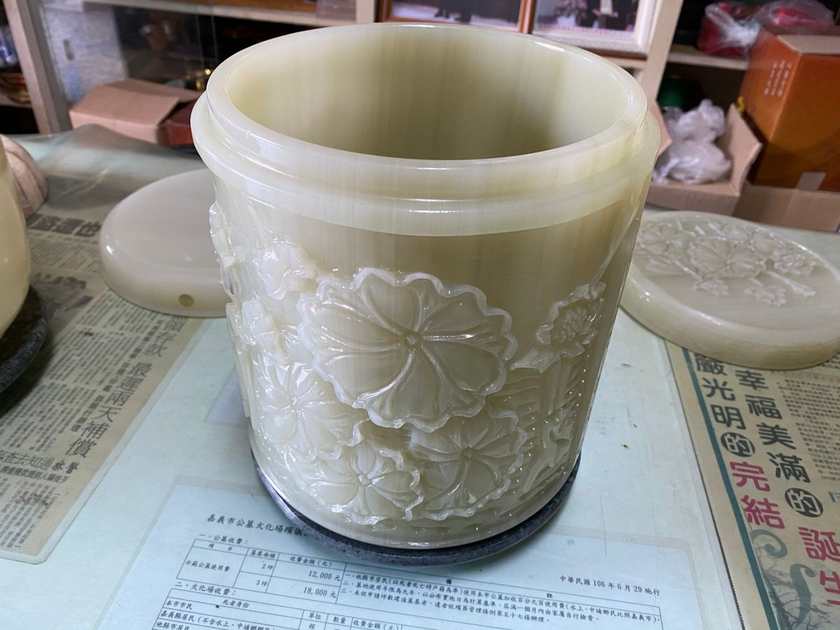 ▲嘉義一名男子家中長輩過世，聽從葬儀社建議花高達 24 萬元買骨灰罈。（圖／翻攝 PTT ）