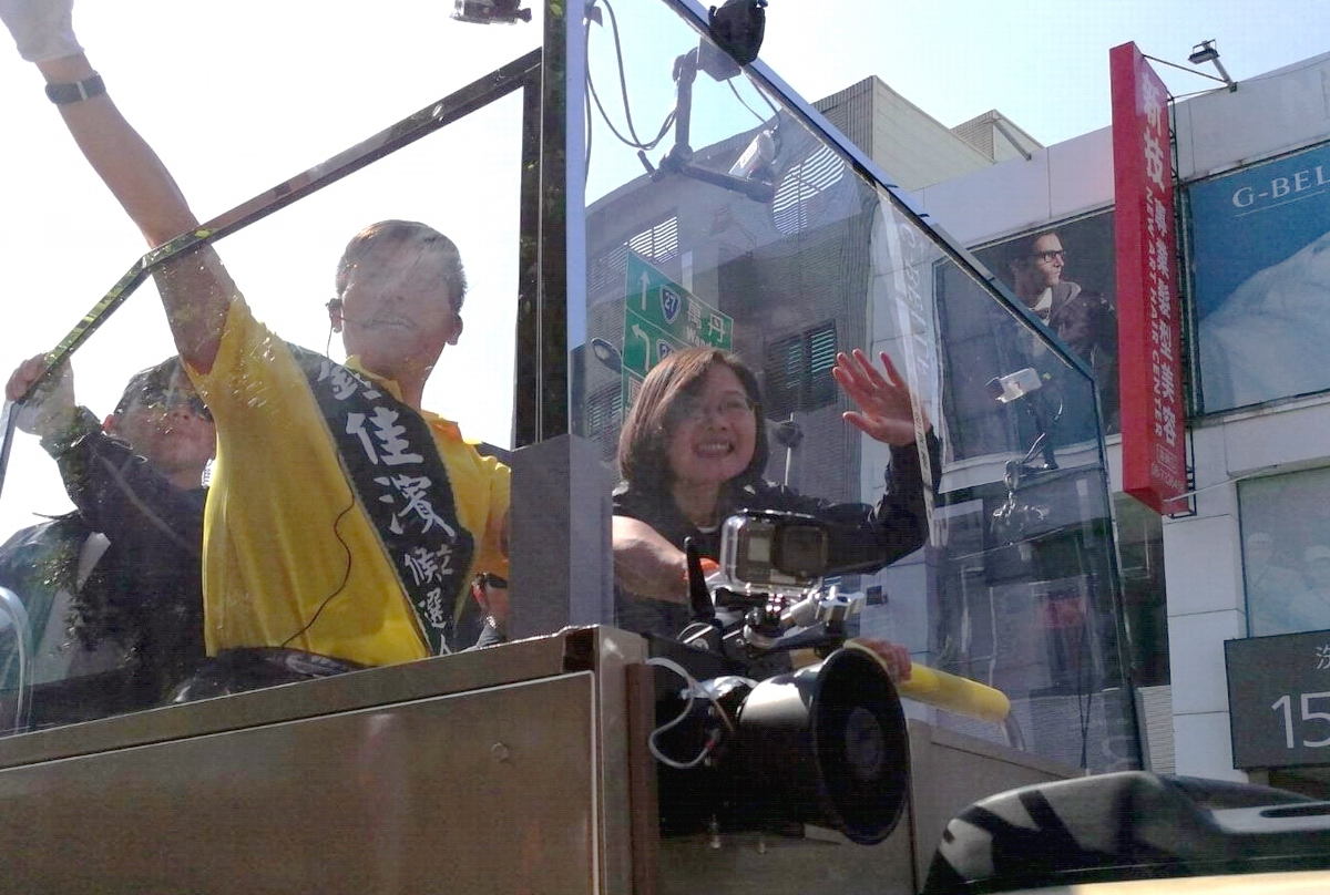 ▲民進黨總統候選人蔡英文抵達屏東市，由第一選區立委鍾佳濱陪同在市區拜票。（圖／記者黃正忠攝，2020.01.06）