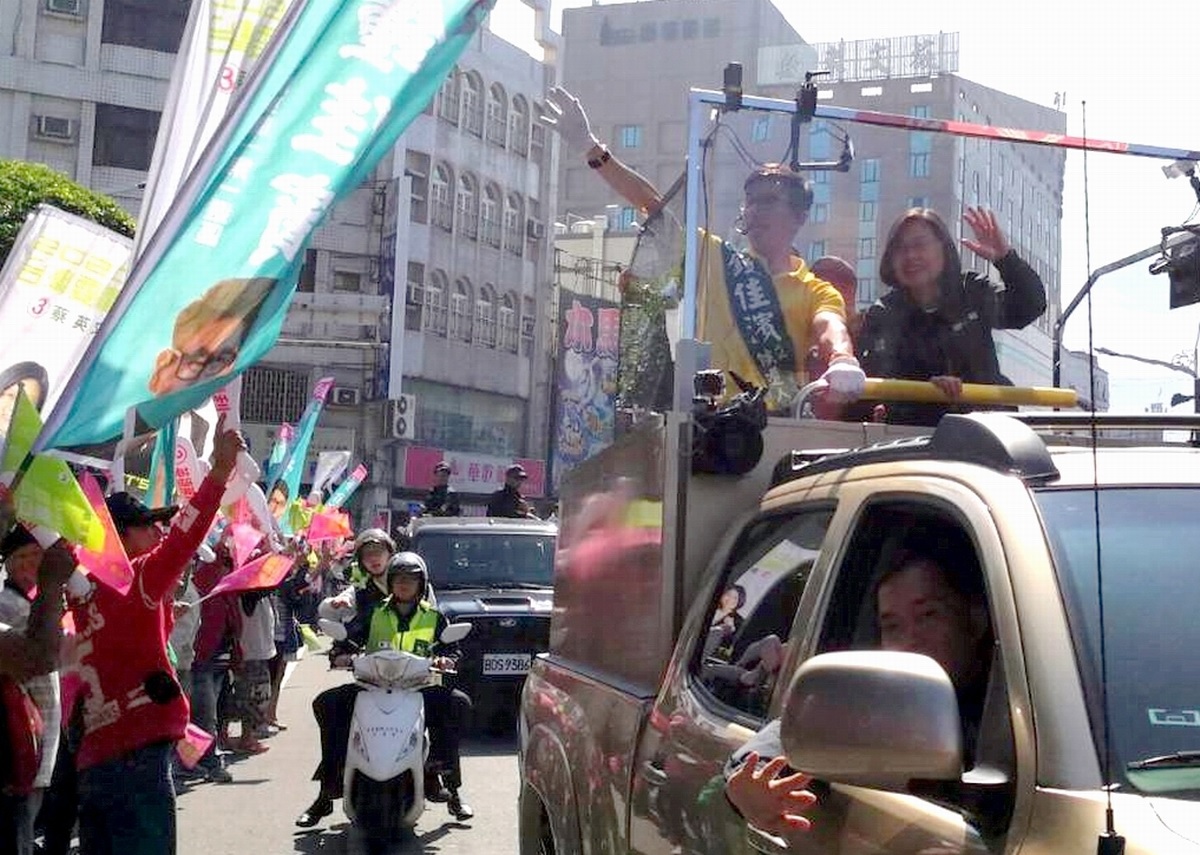 ▲民進黨總統候選人蔡英文抵達屏東市由立委鍾佳濱陪同在市區拜票，受到支持民眾歡呼夾道歡迎高喊加油。（圖／記者黃正忠攝，2020.01.06）