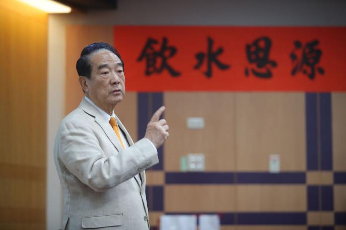 親民黨總統候選人宋楚瑜6日參訪台南南茂科技公司。（圖／宋競辦提供2000.1.6）
