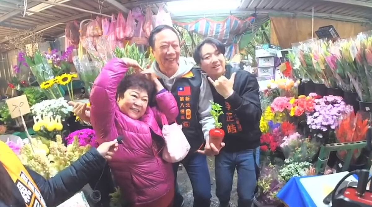 ▲鴻海集團創辦人郭台銘這兩天忙著站台「郭家軍」與親民黨立委候選人，在市場遇上郭粉，媽媽郭粉示愛跟郭台銘「蓋印章」要他選總統。（圖／擷取自親民黨立委候選人李正皓臉書）