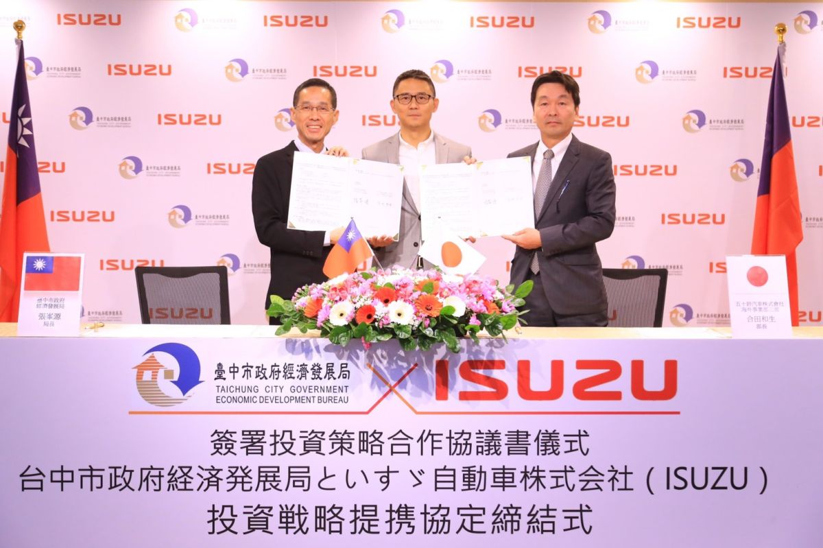 ▲日本五十鈴汽車株式會社將在台中設立日本境外第一座環保商用車生產基地。市府經發局長張峯源、副秘書長朱康震、ISUZU海外營業第三部部長合田和生，簽署投資策略合作協議書。 (圖／市府提供2020.1.6)