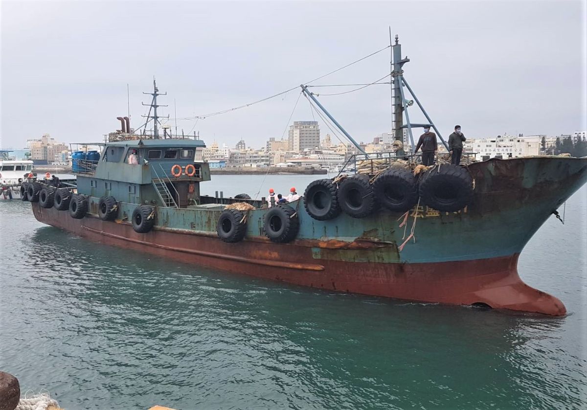 ▲澎湖海巡隊於七美西南23.7浬處海域查扣「宏盛787號」越界陸船，發現該船疑似為專門幫大陸漁船加油之油料補給船，船上存油約有4噸。（圖／澎湖海巡隊提供，2020.01.06）