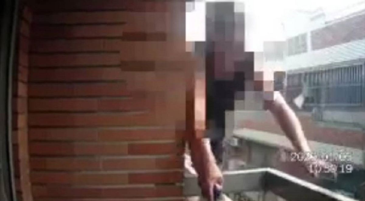 ▲蕭姓通緝犯為躲避警方追查，竟躲於住家三樓陽台外，經警方與其周旋15分鐘，曉以大義後，蕭嫌終於回到屋內，由員警帶返所偵辦。（圖／記者郭凱杰翻攝，2020.01.06）