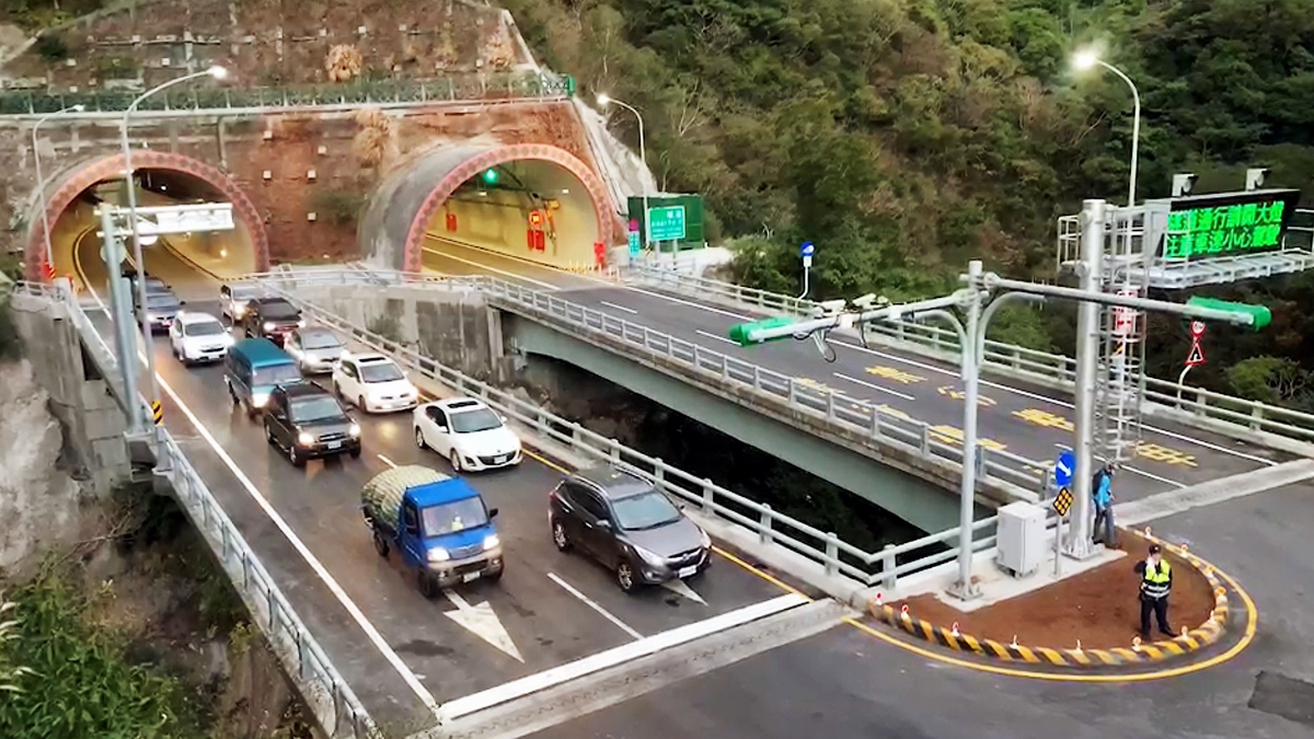 ▲網路誤傳屏東縣南迴公路草埔隧道封閉，枋寮警分局依該告發內容查處，將散布訊息男子，依相關罪嫌移請屏東地檢署偵辦。（圖／／取自公路總局：公路人臉書，2020.01.06）