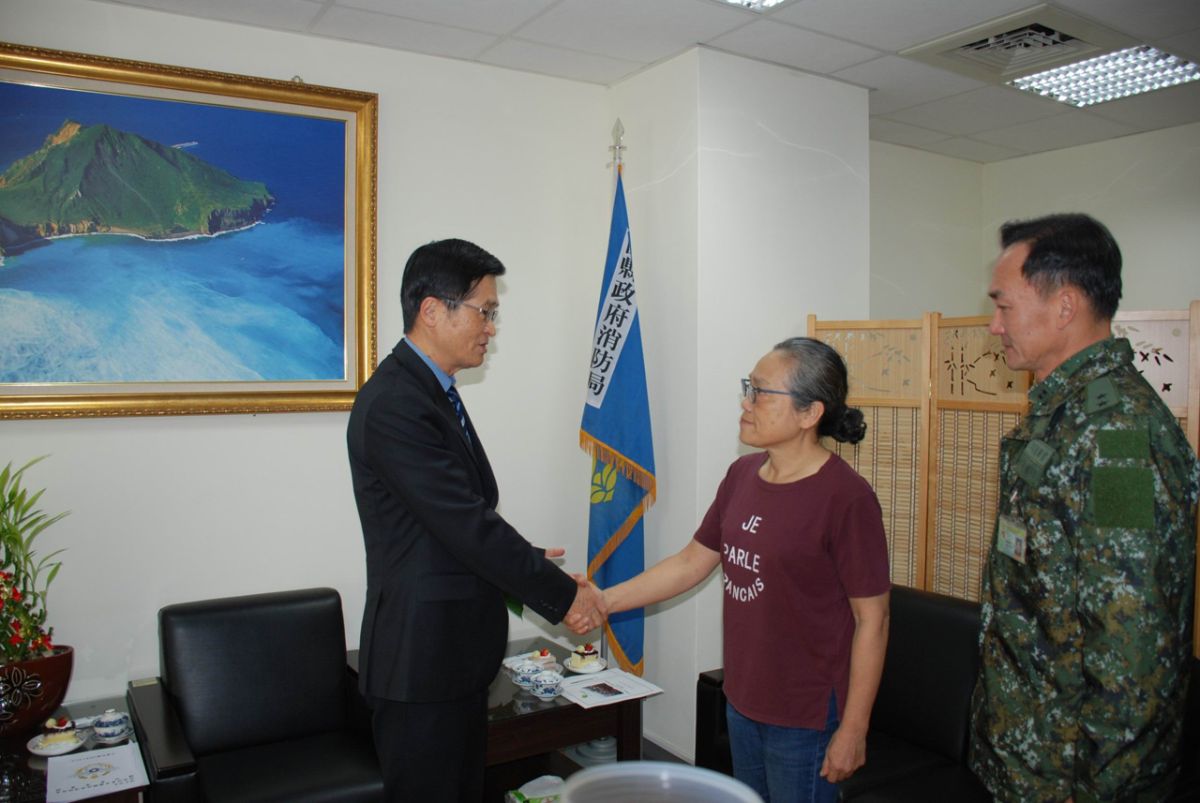 ▲國防部長嚴德發致贈一只手錶給正確判斷方向，縮短搜救路程的消防局課員陳秋霞。（圖／宜蘭縣消防局提供)
