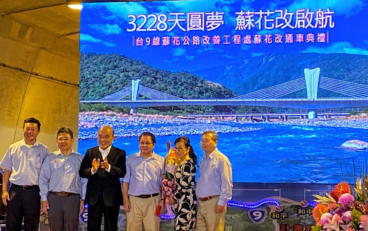 ▲行政院長蘇貞昌在蘇花改通車典禮致詞時幽了蘇花改工程處處長邵厚潔（右三）一默。（圖／記者李清貴攝,2020.01.06)