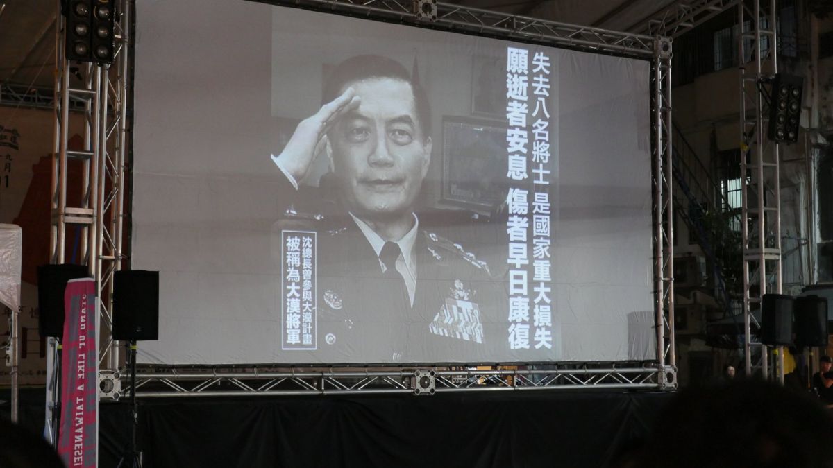 ▲黑鷹直升機失事導致參謀總長沈一鳴等8名將士殉職。（圖／取自國際僑牌社臉書）