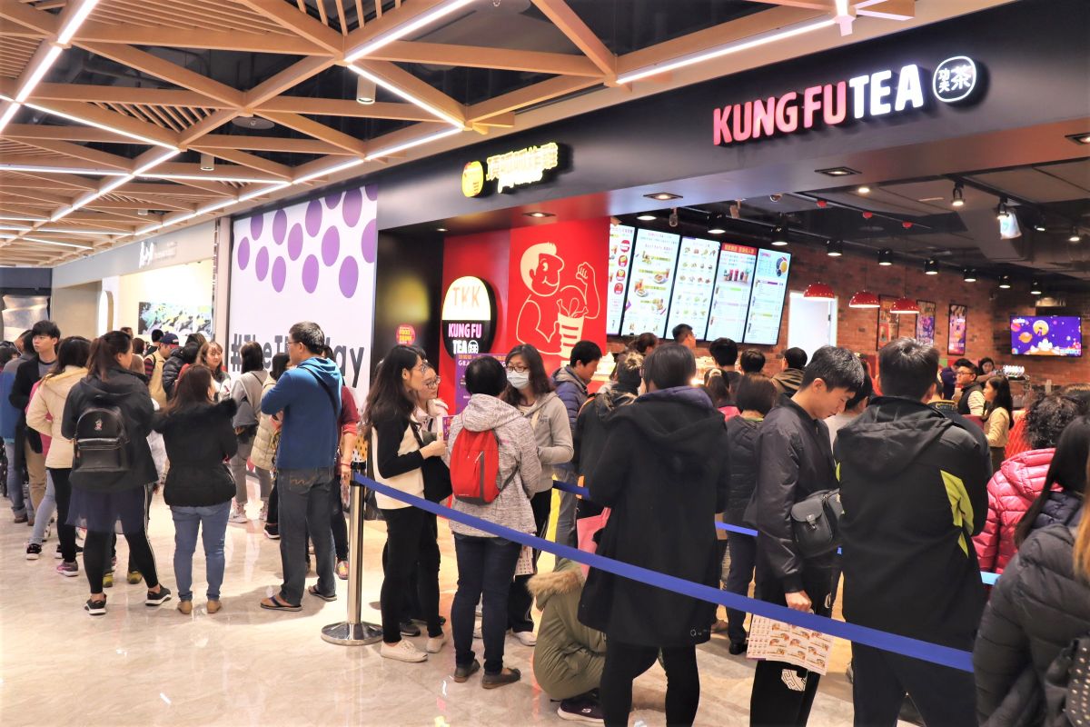 ▲澎湖3號港地下美食街開幕第一天即開出紅盤，湧進許多饕客爭相嚐鮮，其中連鎖知名品牌爭鮮迴轉壽司、頂呱呱炸雞最受青睞。（圖／記者張塵攝，2020.01.06）