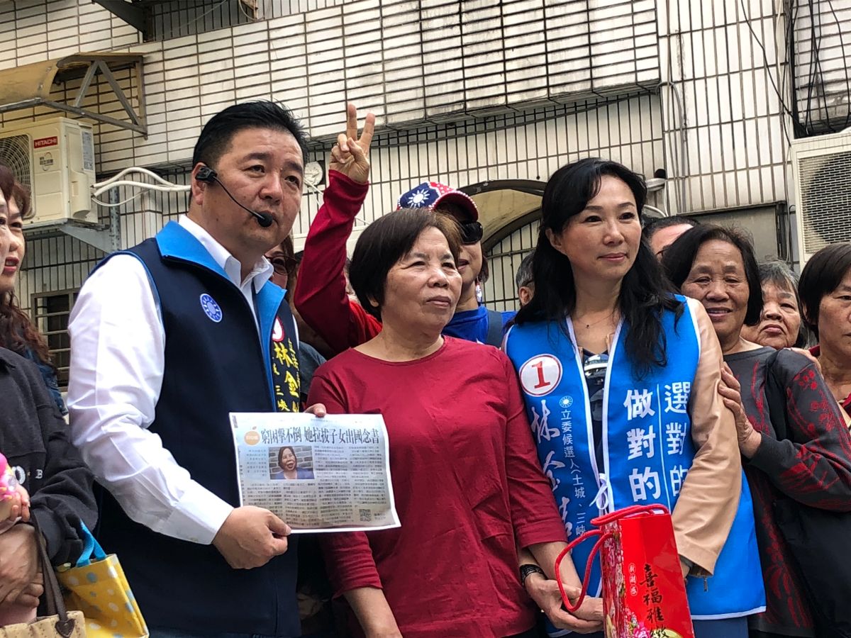 ▲林金結也特別帶李佳芬去拜訪吳秋霞女士，並送上家傳的花生糖。（圖／立委候選人林金結競總提供）