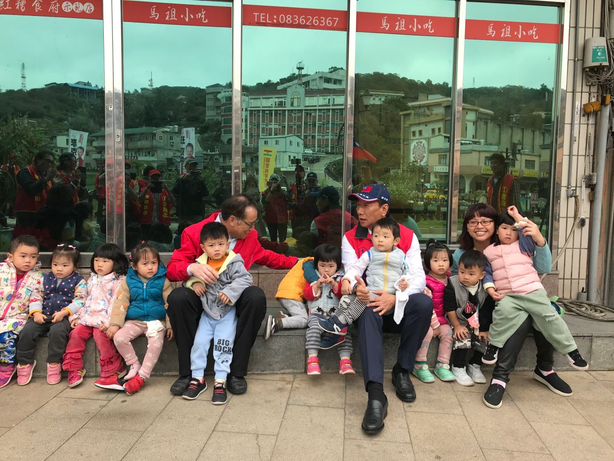 ▲鴻海集團創辦人郭台銘馬不停蹄，6日來到馬祖北極玄天宮、天后宮等廟宇參拜，並且替無黨籍立委候選人曹爾忠掃街拉票。（圖／郭台銘辦公室提供）