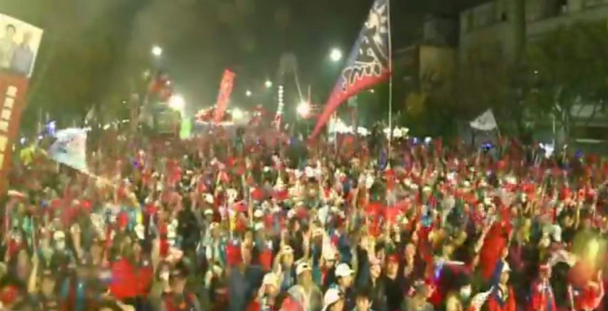 ▲嘉義市藍綠造勢PK，藍主將韓國瑜未到，支持者仍然激情澎湃。（圖／記者陳惲朋翻攝）