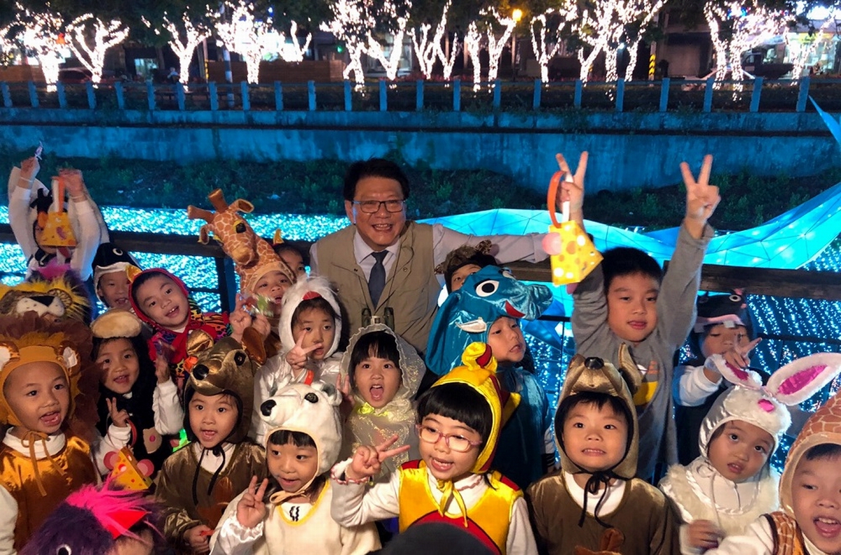 ▲「2020屏東綵燈節」以「森林動物派對」為主軸，當點燈啟動的那一剎那，大小朋友都齊聲開心尖叫，縣長阿伯搖身一變成了探險家，帶領小朋友們一同開啟驚奇冒險派對！（圖／屏東縣政府提供, 2020.01.06）