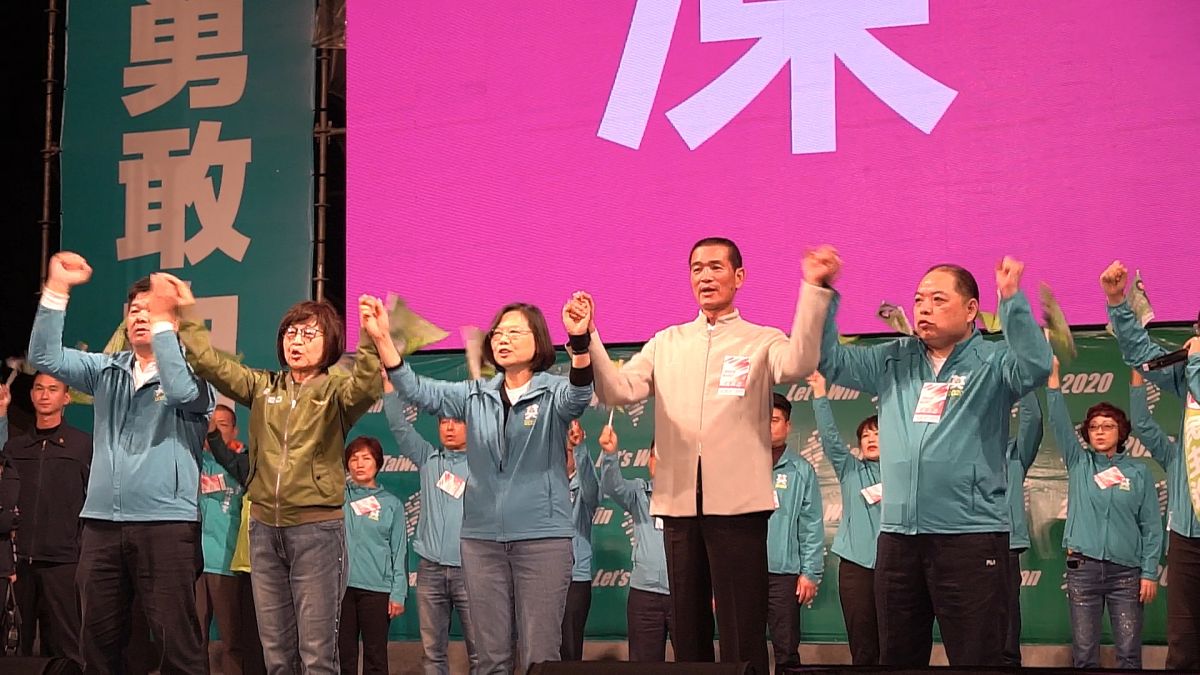 ▲蔡英文、蔡咏鍀、黃銘得、黃承國等同框齊聚台上共同向雲林鄉親拜票。（圖／記者蘇榮泉攝，2020.01.06）