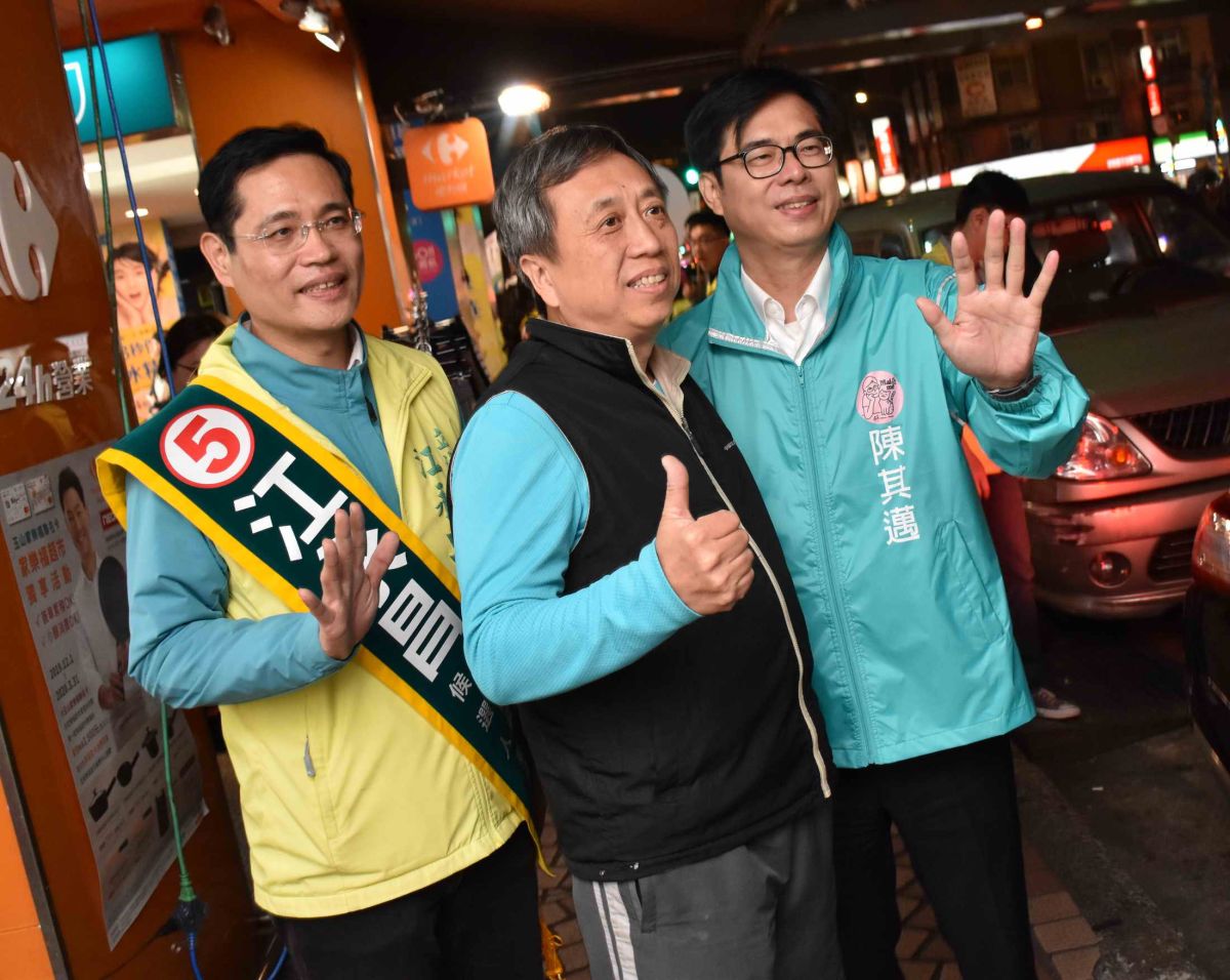 ▲陳其邁與江永昌站在捷運景安站附近的路口拜票，民眾紛紛要求合影與簽名。（圖／立委江永昌服務處提供）