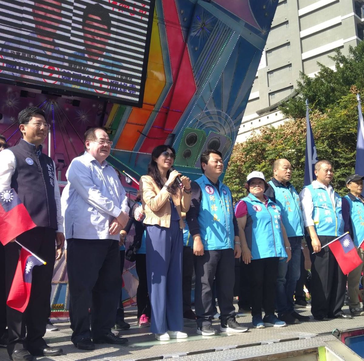 ▲李佳芬抨擊民進黨長期用亡國的愚民政策，進行鎖國與恐嚇自己的子民，造成台灣的年青人缺乏國際觀。（圖／立委候選人邱烽堯競總提供）