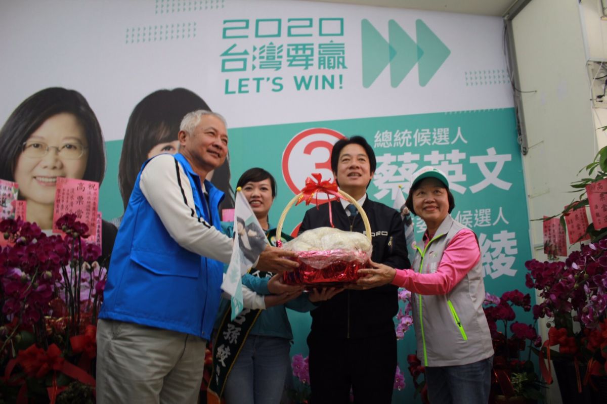 ▲賴清德前往民進黨立委候選人呂孫綾與總統蔡英文的競選總部，接受支持者致贈的包子和粽子。（圖／立委候選人呂孫綾競總提供）