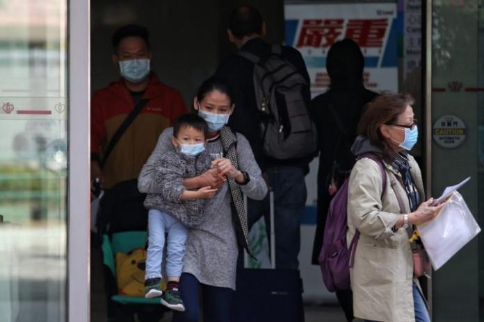 ▲為了因應武漢不明肺炎擴散，香港各級公立醫院防護已提升至「嚴重」級別，人人進出都配戴口罩。（圖／翻攝自香港 01 ）