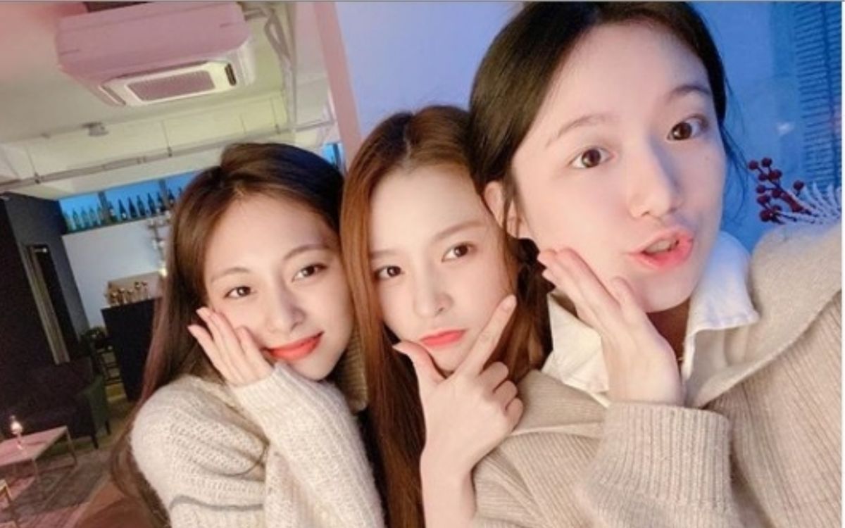 ▲子瑜（左）和 Elkie （中） 為舒華（右）慶祝20歲生日。（圖／翻攝IG） 