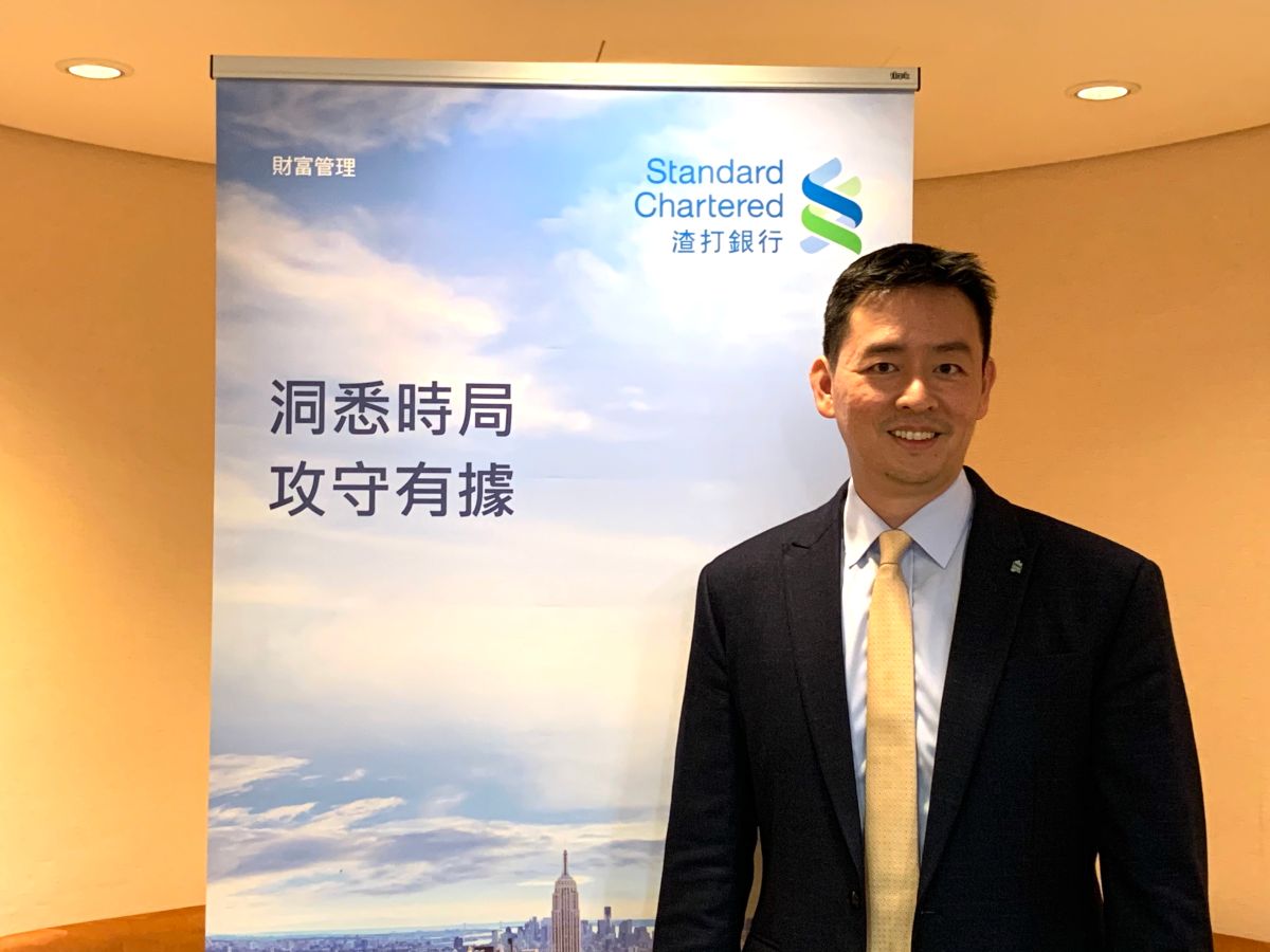 ▲針對2020年投資策略，渣打銀行財富管理處負責人陳太齡認為股仍優於債，美元有5%貶值空間，金價表現可期，有望挑戰1600美元。（圖／記者顏真真攝）