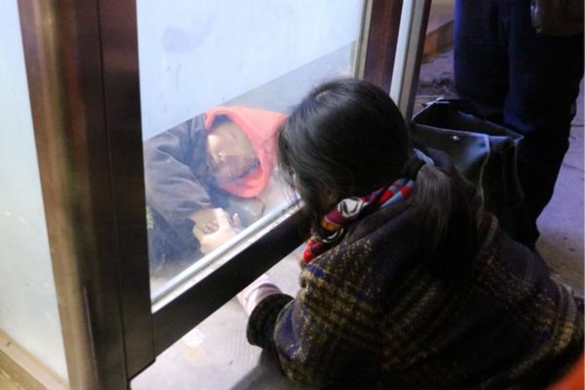 ▲哭累了，小男童竟開始呼呼大睡。（圖／翻攝自河南日報）