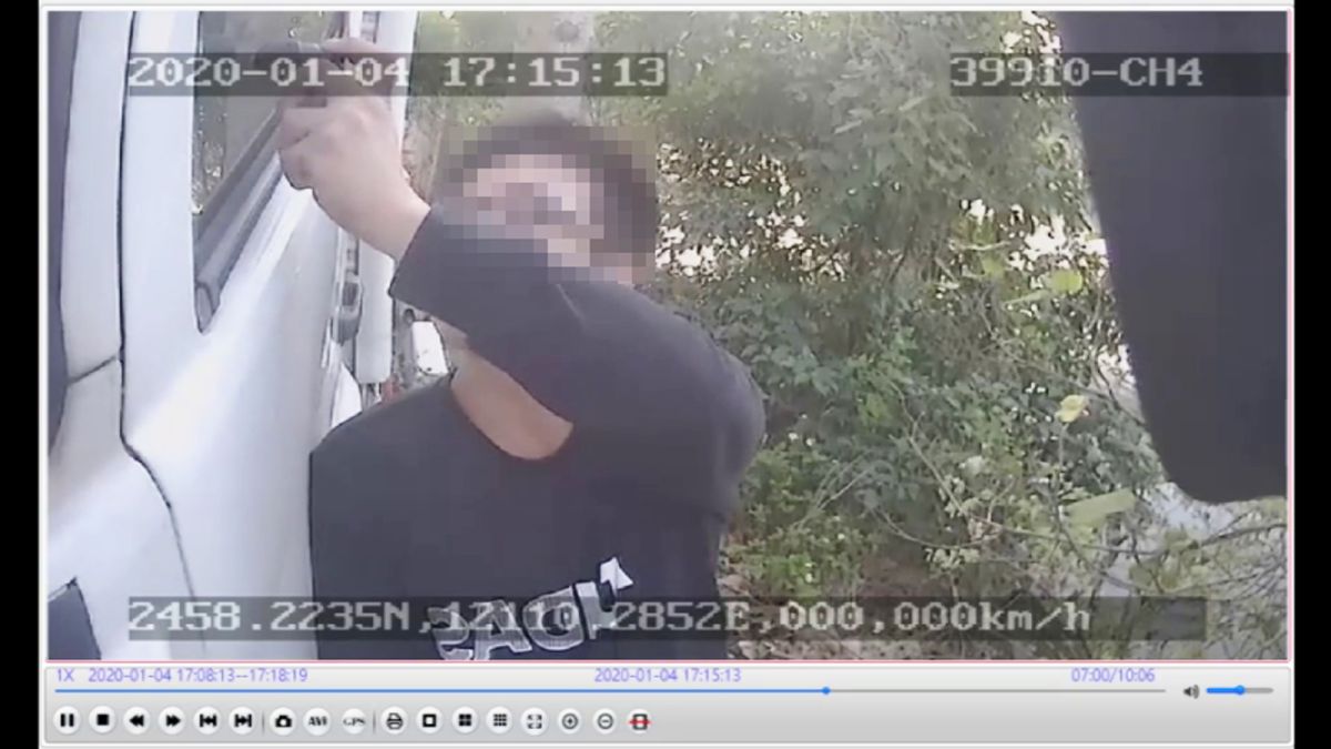 ▲竊嫌手拿車窗擊破器，試圖要打破車窗竊取無線電，但疑似有人接近，他又躲到一邊等候。（圖／翻攝「職業聯結車職業大貨車職業大客車拉拉隊運輸業照片影片資訊分享團」）