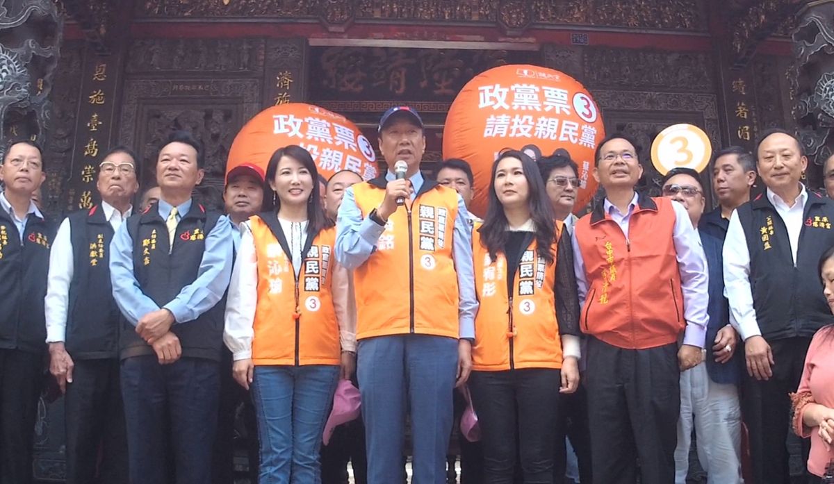 ▲郭台銘與親民黨不分區候選人劉宥彤、蔡沁瑜赴台中市區戰車掃街，呼籲跑票要投小英或民進黨的郭粉們回歸，強調不要讓一黨或兩黨獨大才能制衡國會。(圖／擷取自郭台銘臉書粉絲專頁)