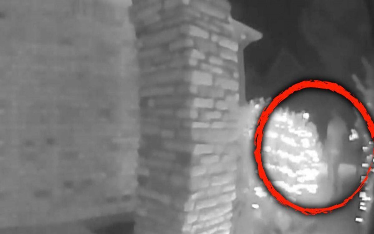 ▲德州 1 名男子在監視器鏡頭前突然消失的短片，在當地引起討論。（圖／翻攝自 Inside Edition ）