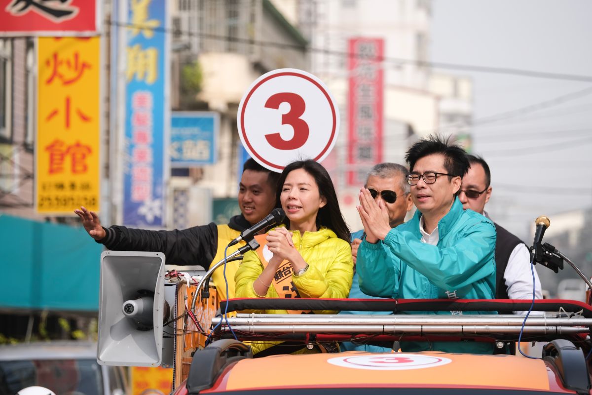 ▲行政院副院長陳其邁陪同立法委員洪慈庸車隊掃街拜票，對於空汙議題；他呼籲，空汙議題勿成「選舉口水」。 (圖／柳榮俊攝2020.1.7)