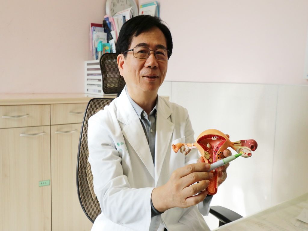 ▲醫生指著熟女的通病。(圖／林重鎣攝2020.1.7)